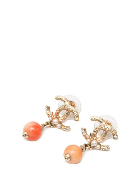  Chanel Pre-owned Boucles D'oreilles Pendantes Fantaisie En Plaqué Or à Perle Artificielle Et Logo Cc (2012) 