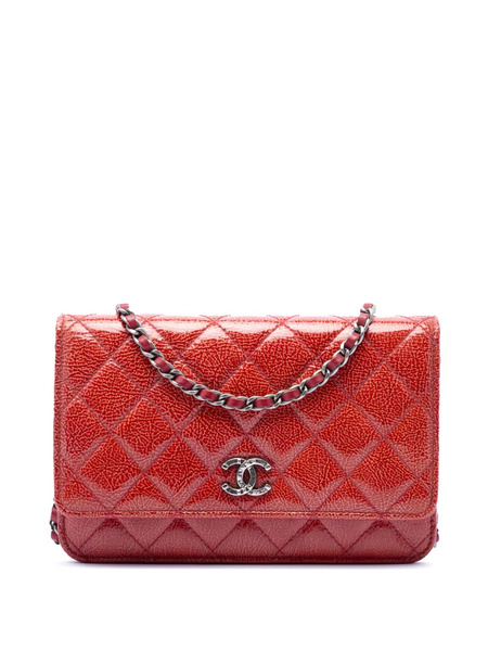  Chanel Pre-owned 2014-2015 Paris Dallas Cc Quilted Patent Goatskin Wallet On Chain Crossbody Bag - Rouge 