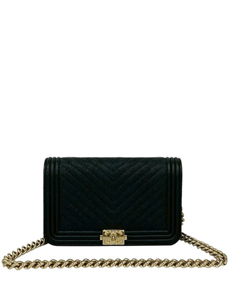  Chanel Pre-owned Pochette Portefeuille à Bandoulière Boy En Cuir Caviar à Chevrons Et à Bride En Chaîne (2021) - Noir 