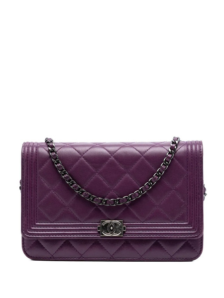  Chanel Pre-owned Pochette Portefeuille à Bandoulière Boy En Cuir D'agneau Matelassé à Bride En Chaîne (2015-2016) - Violet 