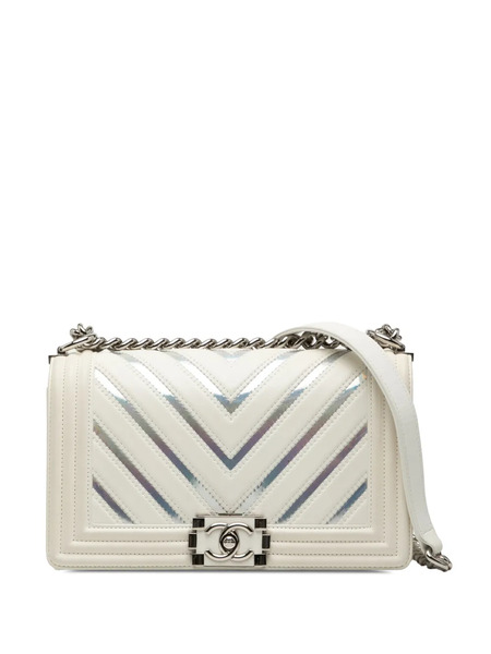  Chanel Pre-owned Sac à Bandoulière Boy Ancien Format Moyen à Rabat En Cuir D'agneau Et Pvc Irisé à Chevrons (2018) - Blanc 