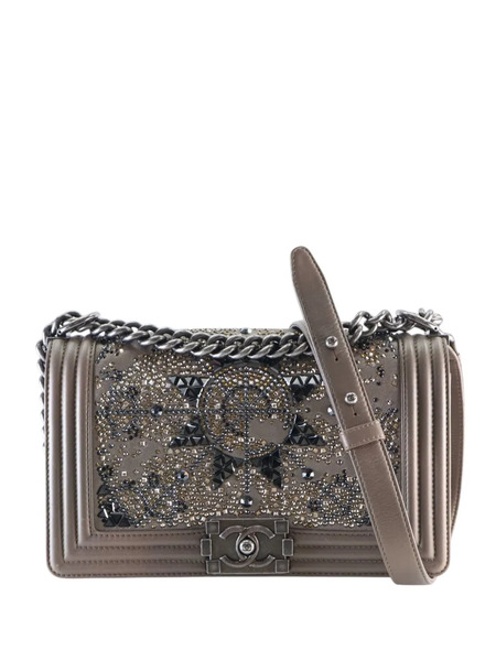 Chanel Pre-owned Sac Porté épaule Boy Ancien Format Moyen à Rabat En Cuir De Chèvre Métallisé Orné De Cristaux (2016-2017) - Marron 