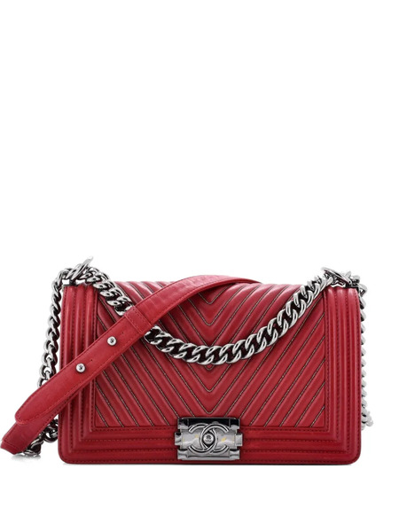  Chanel Pre-owned Sac Porté épaule Matelassé Boy Ancien Format Moyen à Rabat En Cuir De Veau à Chevrons Avec Détail En Micro-chaîne - Rouge 