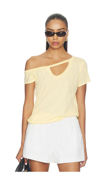  Michael Lauren X Revolve Zire Short Sleeve Asymmetrical Cold Shoulder Tee En Yellow. Taille L. Also En M, S, Xs. 
