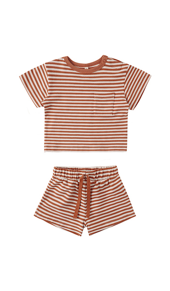  Quincy Mae Boxy Pocket Tee & Short Set En Burnt Orange. Taille 12-18m. Also En 18-24m, 2-3yr, 4-5yr. 